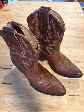Idyllwind Brown Leather Western Ankle Boots